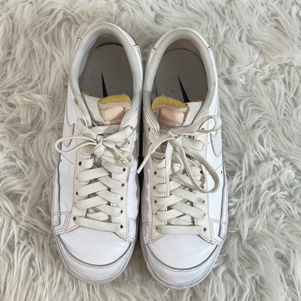 Nike Women's Blazer Low Platform Triple White Leather Sneaker Size 8 - Picture 4 of 12
